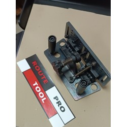 Пристосування для виведення спусків на клинку ножа 